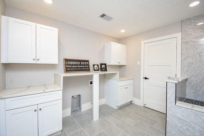 Building Photo - 7618 Highmeadow Dr