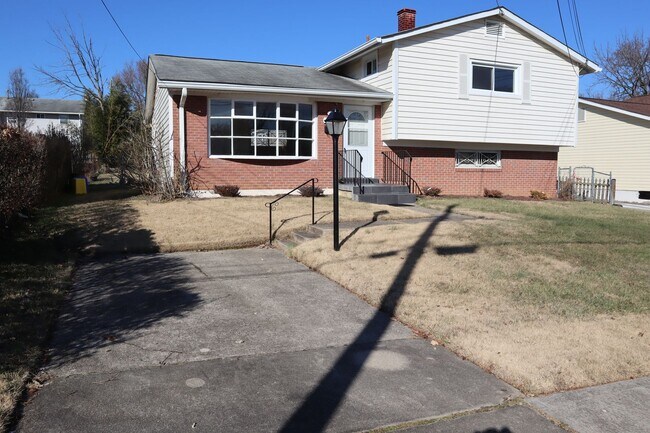 Building Photo - Renovated 3BR 2BA Rockville Split-Level with Huge Fenced Yard Available July