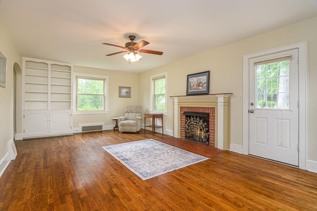 Building Photo - Charming Three-Bedroom Home East of Asheville