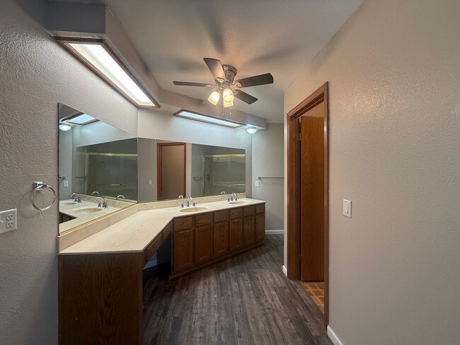 Building Photo - ***JUST REDUCED & MOVE-IN INSPECIAL!!!*** 3-bedroom, 2-bath home in Visalia, CA!