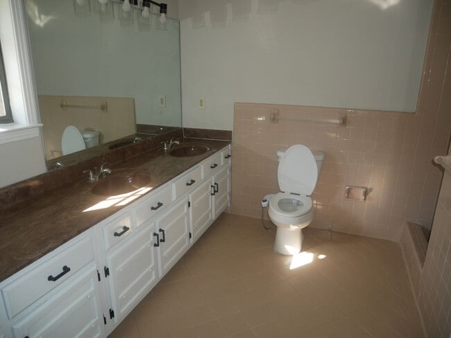 Building Photo - 5800 Dover Dr