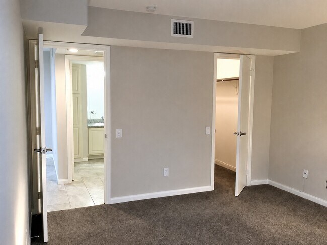 Building Photo - 1860 White Oak Dr