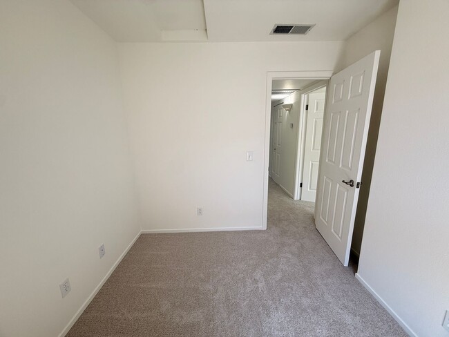 Building Photo - 553 Mission Blvd