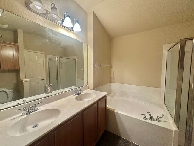 Building Photo - 3 BED 2 BATH NEW MANAGEMENT!!!!