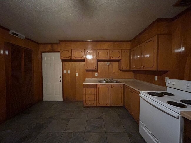 Building Photo - 644 Queen Julianna  Lane
