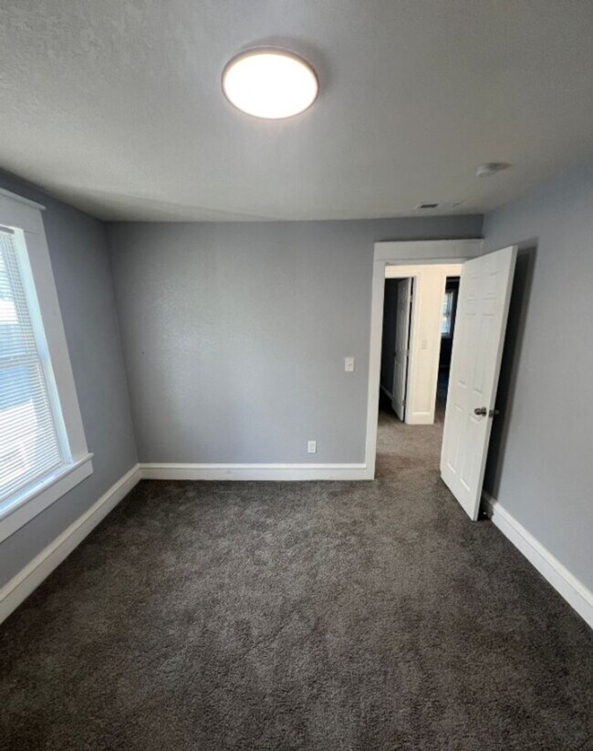 Building Photo - Spacious 5 Bed, 2.5 Bath in the heart of K...
