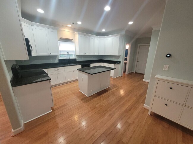 Building Photo - Stunning 4 Bedroom, 2.5 Bath Home Just 3 Blocks to Chesapeake Bay