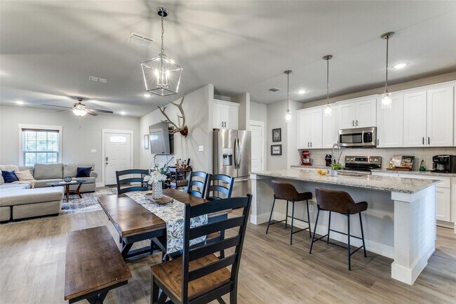 Building Photo - Beautifully Updated 3 Bed, 2.5 Bath in Pea...