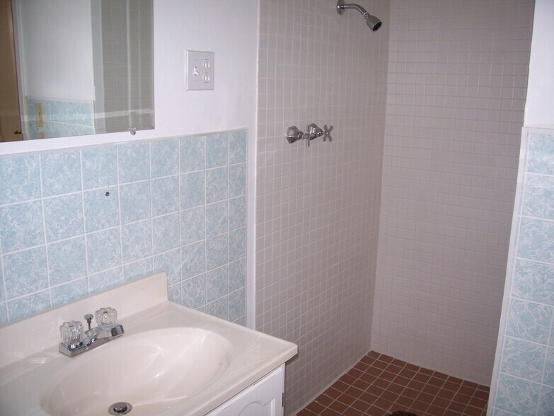 Building Photo - 517 W 27th Ave