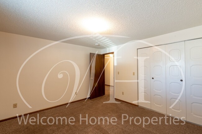 Building Photo - Great 2 Bedroom Condo with Storage and Out...