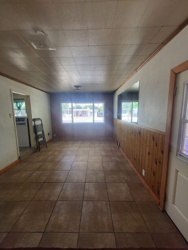 Building Photo - Cute Quiet  2 bedroom 1 Bath 1100/SF Home