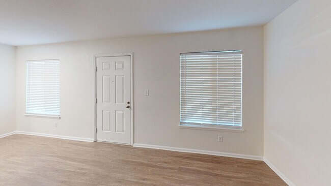 Building Photo - RARE & Beautiful 3 Bed 2 Bath with Tons of...