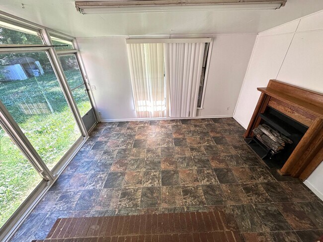 Building Photo - 3 Bedrooms, 2 Bathrooms - House in Armuchee!