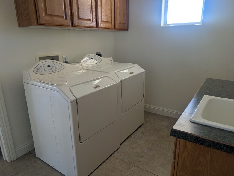 Building Photo - 3801 Malibou Ave