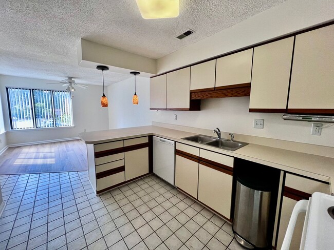 Building Photo - Gorgeous Condo right off Shore Dr, a stree...
