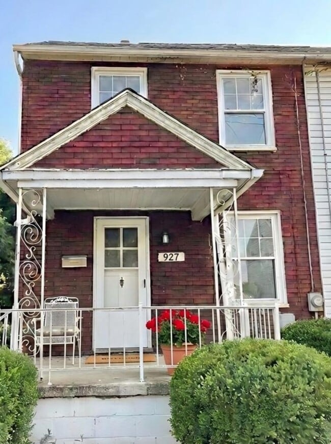 Building Photo - 927 Vankirk St