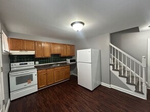 Building Photo - 2 Bedroom 1.5 Bathroom Home