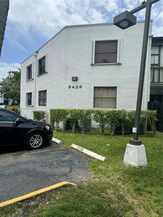 Building Photo - 9429 Fontainebleau Blvd