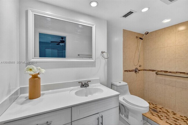 Building Photo - 908 Twin Lakes Dr