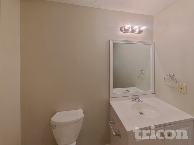 Building Photo - 120 Elberta Dr