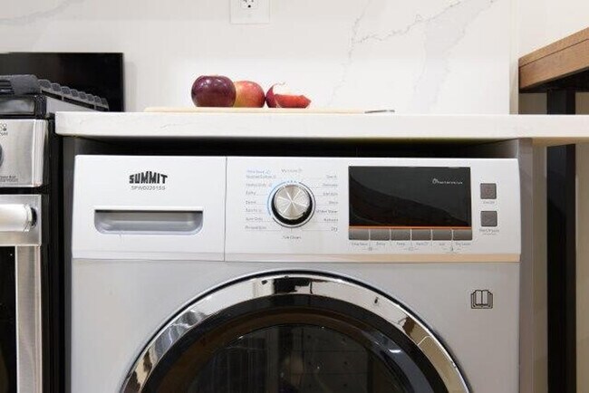 Building Photo - 244 E 75th St