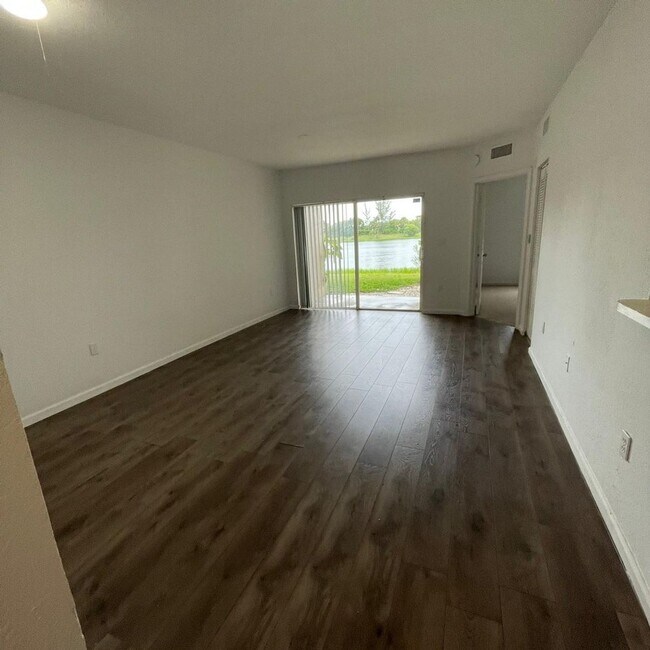 Building Photo - 1157 Golden Lakes Blvd