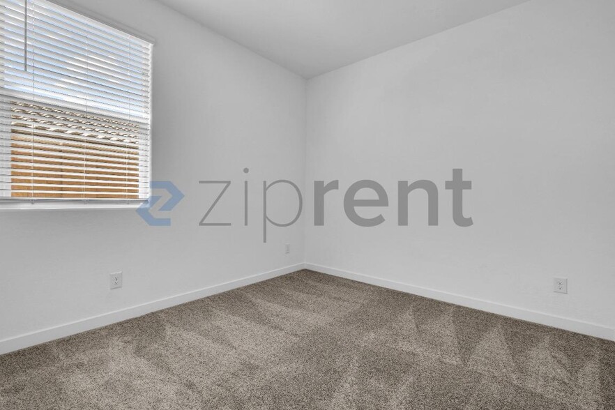 Building Photo - Unit