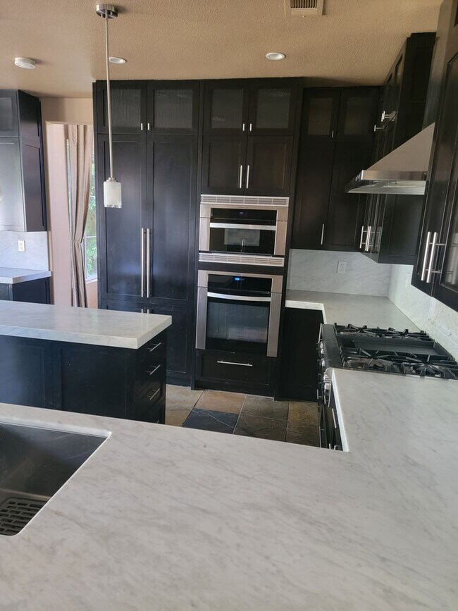 Building Photo - BEAUTIFUL MOUNTAIN VIEW 4BED/3BATH PLUS DE...