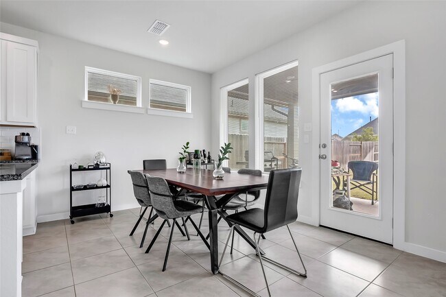 Building Photo - 7218 Clearwater Cv Dr