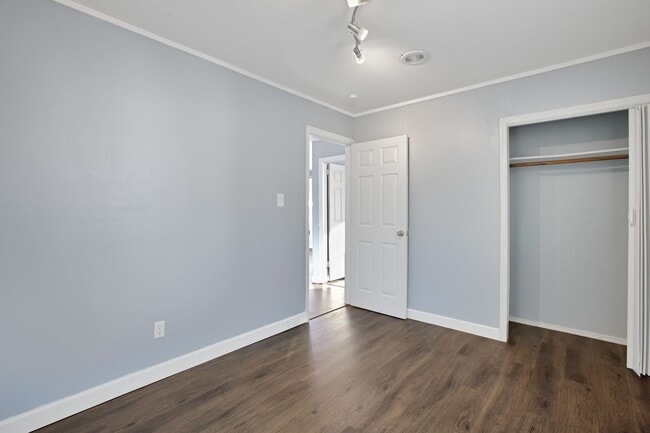 Building Photo - 2 Bedroom Duplex in Jacksonville