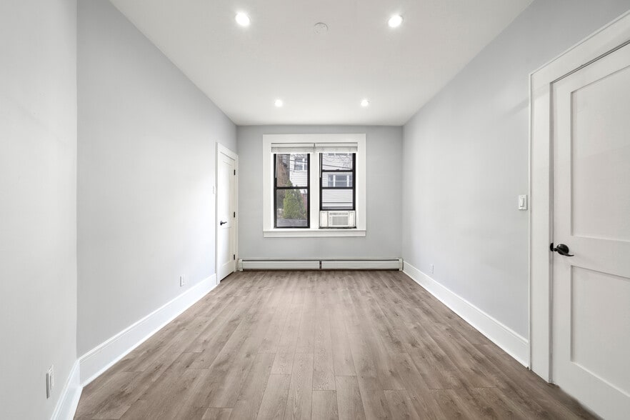 Building Photo - 553 Undercliff Ave