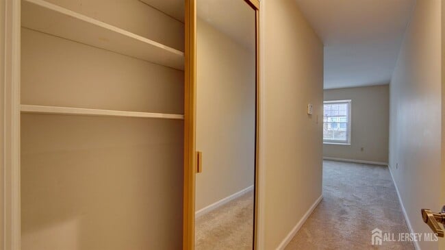 Building Photo - 18 Thomas Paine Dr