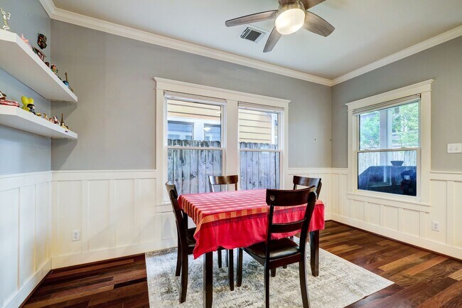 Building Photo - 3-Bed Houston Heights Gem with Private Tur...