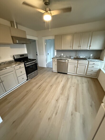 Building Photo - 643 Rathbun St