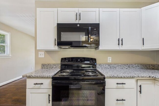 Building Photo - Updated home with New Kitchen, Hardwood Fl...