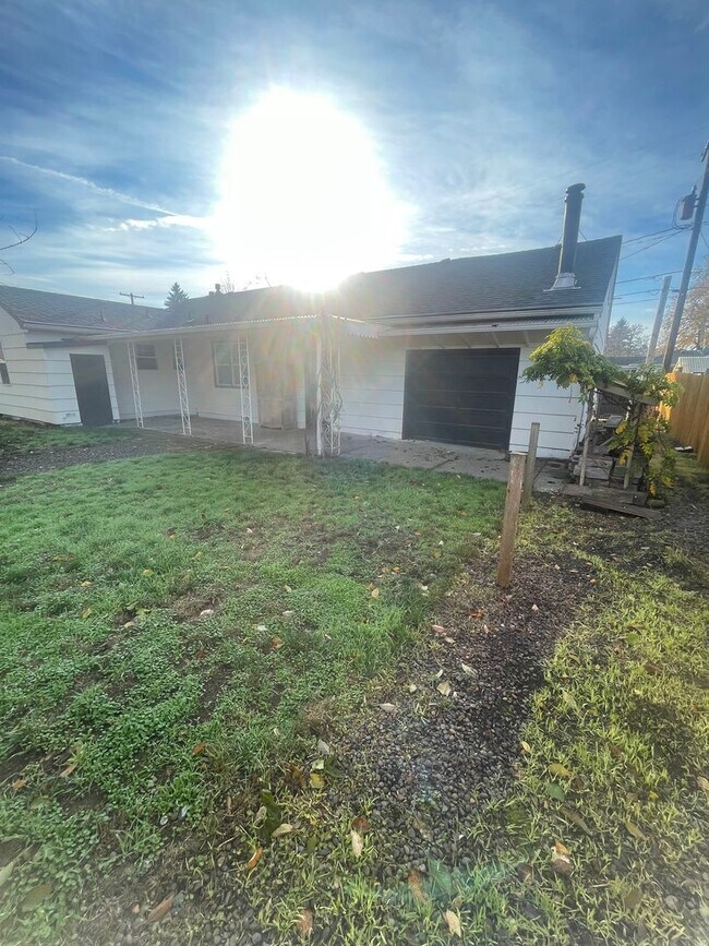 Building Photo - 515 E Elmore St
