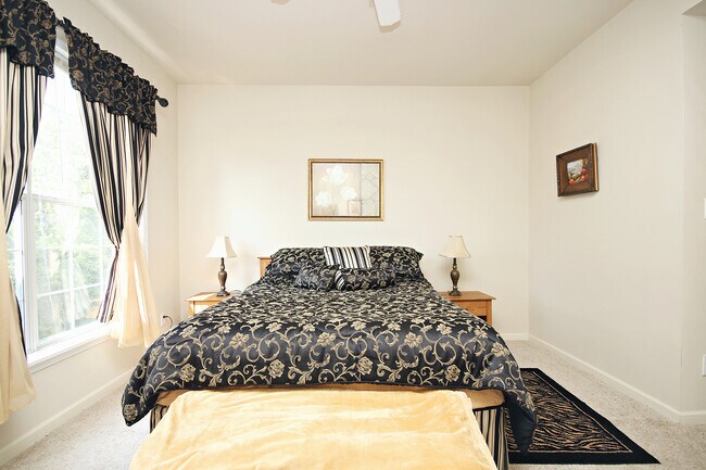 Building Photo - Top Floor, Pet-Friendly Riverbend Condo on Pantops