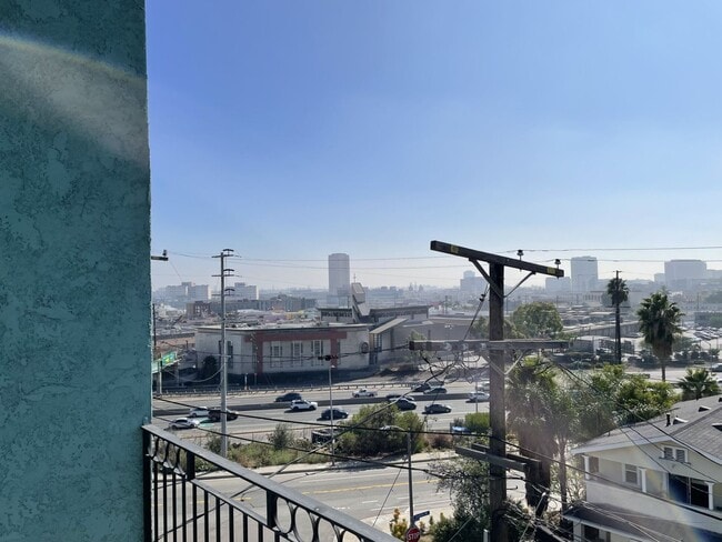 Building Photo - 704 Lookout Dr