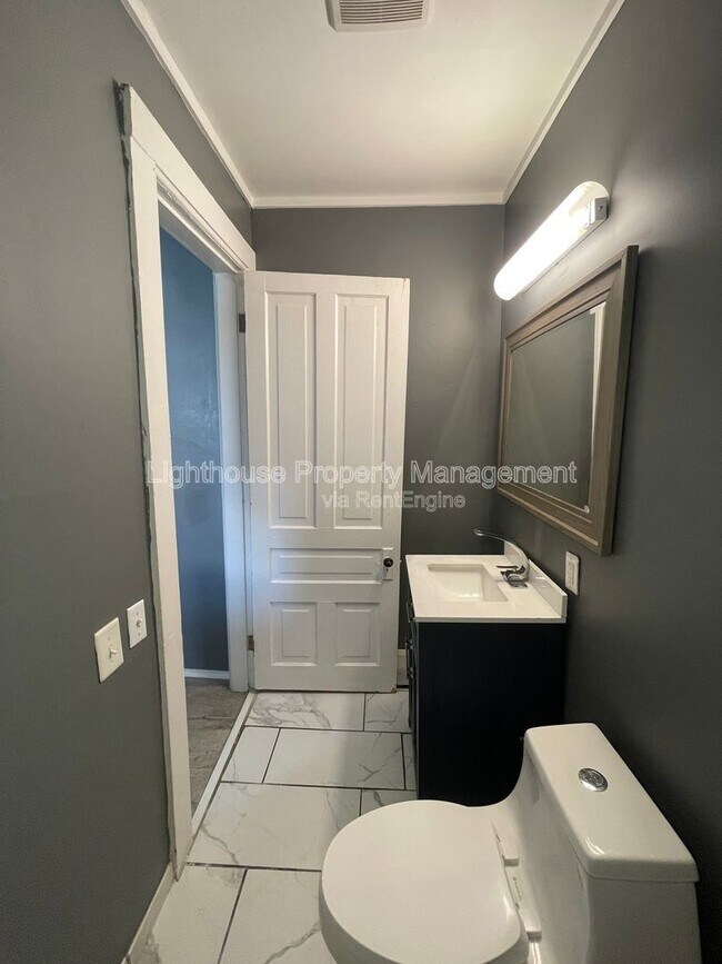 Building Photo - 809 W Cedar St