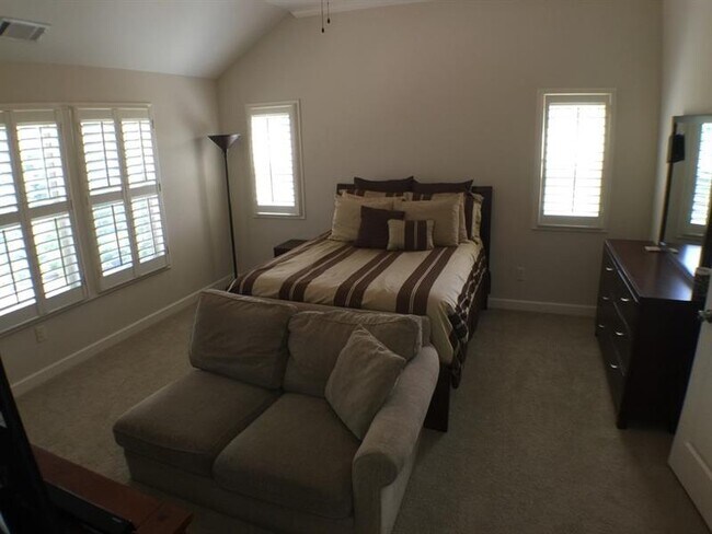 Building Photo - 2104 McFarlin Ln