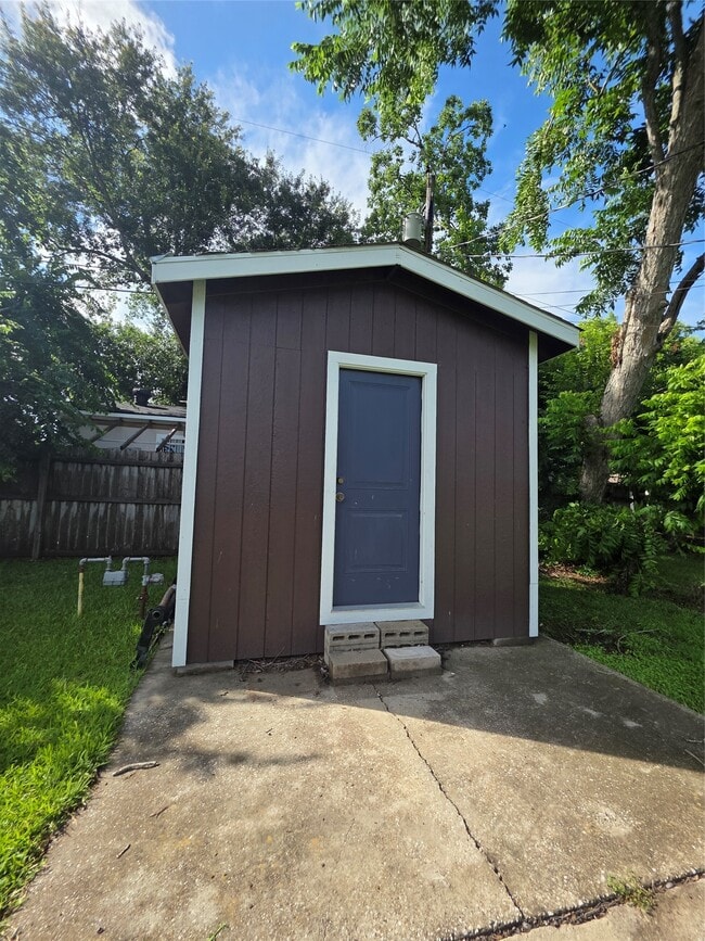 Building Photo - 705 N Circle Dr