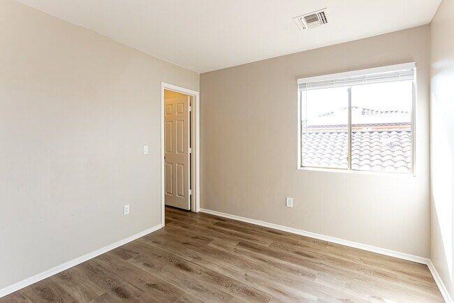 Building Photo - 4122 E Cameo Point Dr