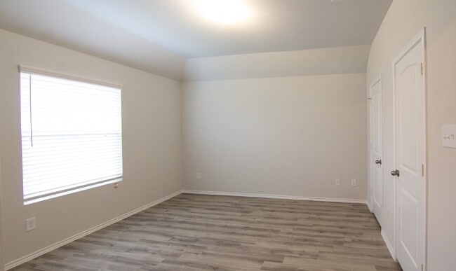 Building Photo - 910 Dancing Sun Court