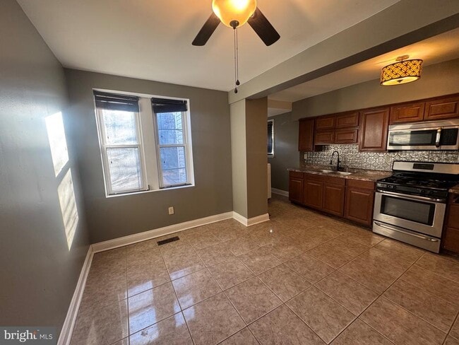 Building Photo - 1321 Cambria St