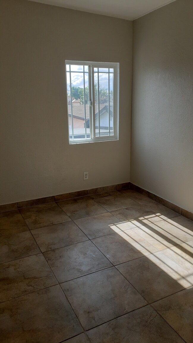 Building Photo - 1266 S Brannick Ave
