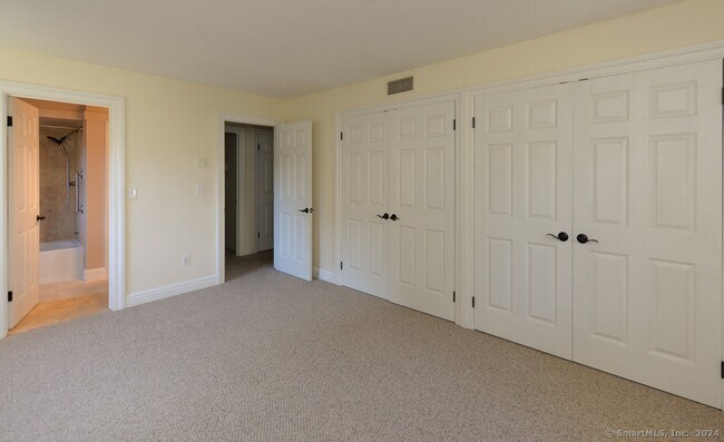 Building Photo - 986 Heritage Vlg