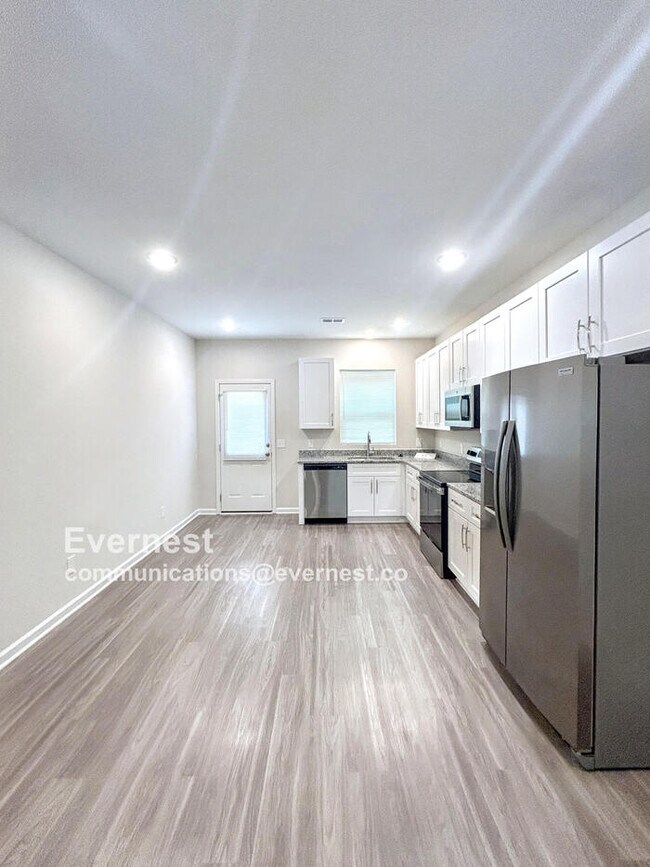 Building Photo - Charming 3-Bedroom Home with Comfortable L...