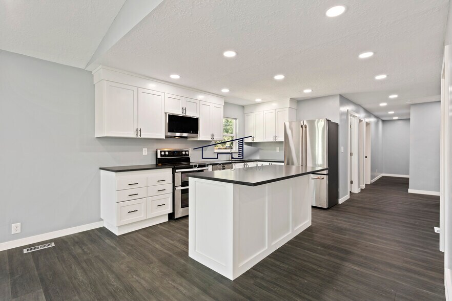 Building Photo - 2060 Jefferson Ave