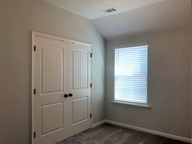 Building Photo - 851 Goodale Dr