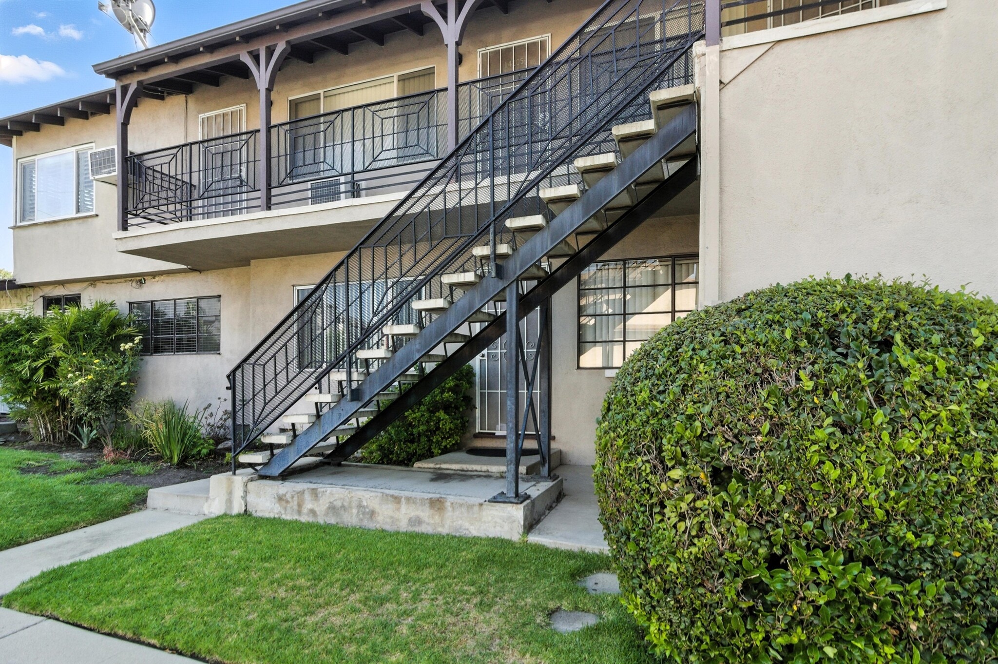 Building Photo - 14205 Moorpark St